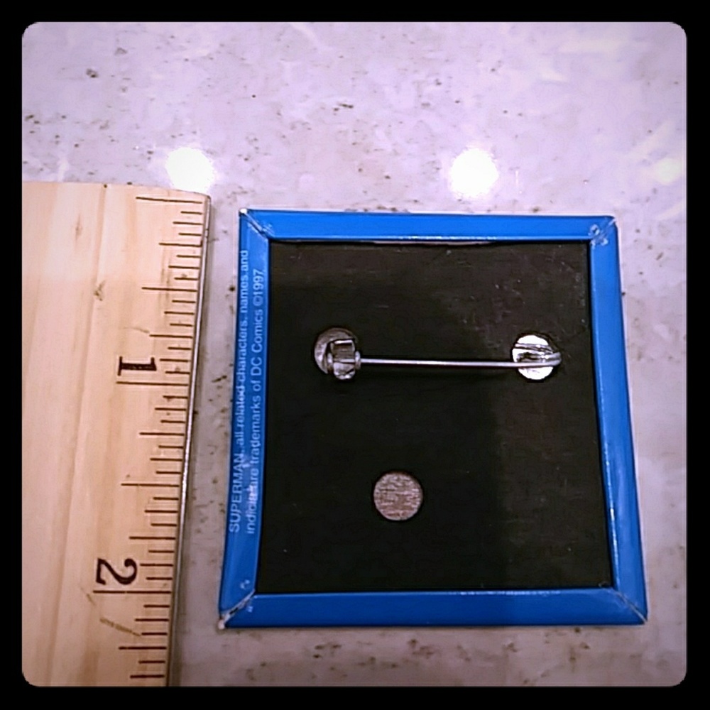 Superman Pin - Picture 2 of 2